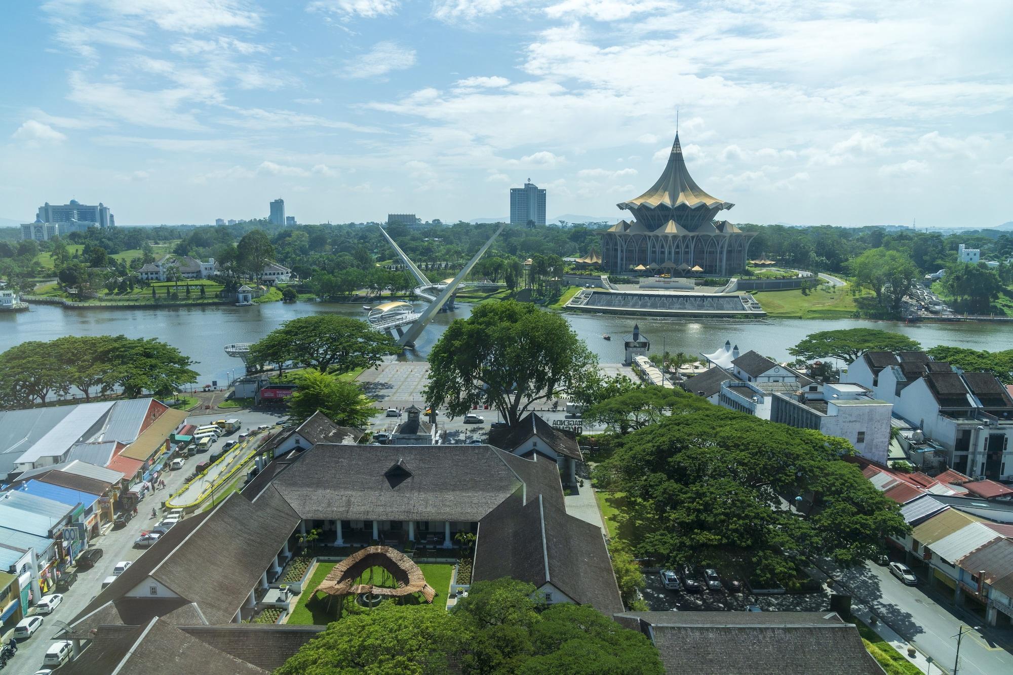 The Waterfront Hotel Kuching Exterior foto