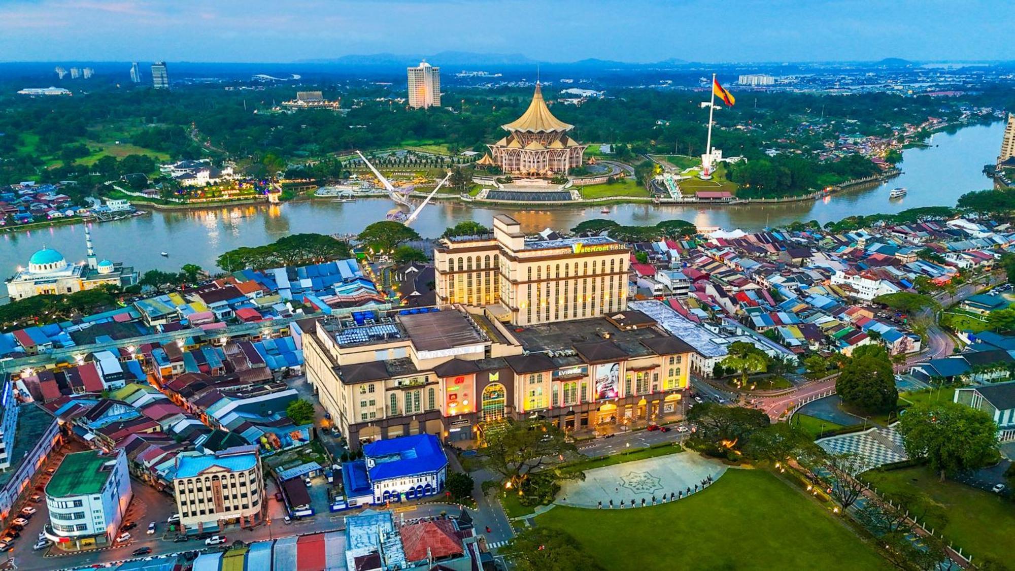 The Waterfront Hotel Kuching Exterior foto