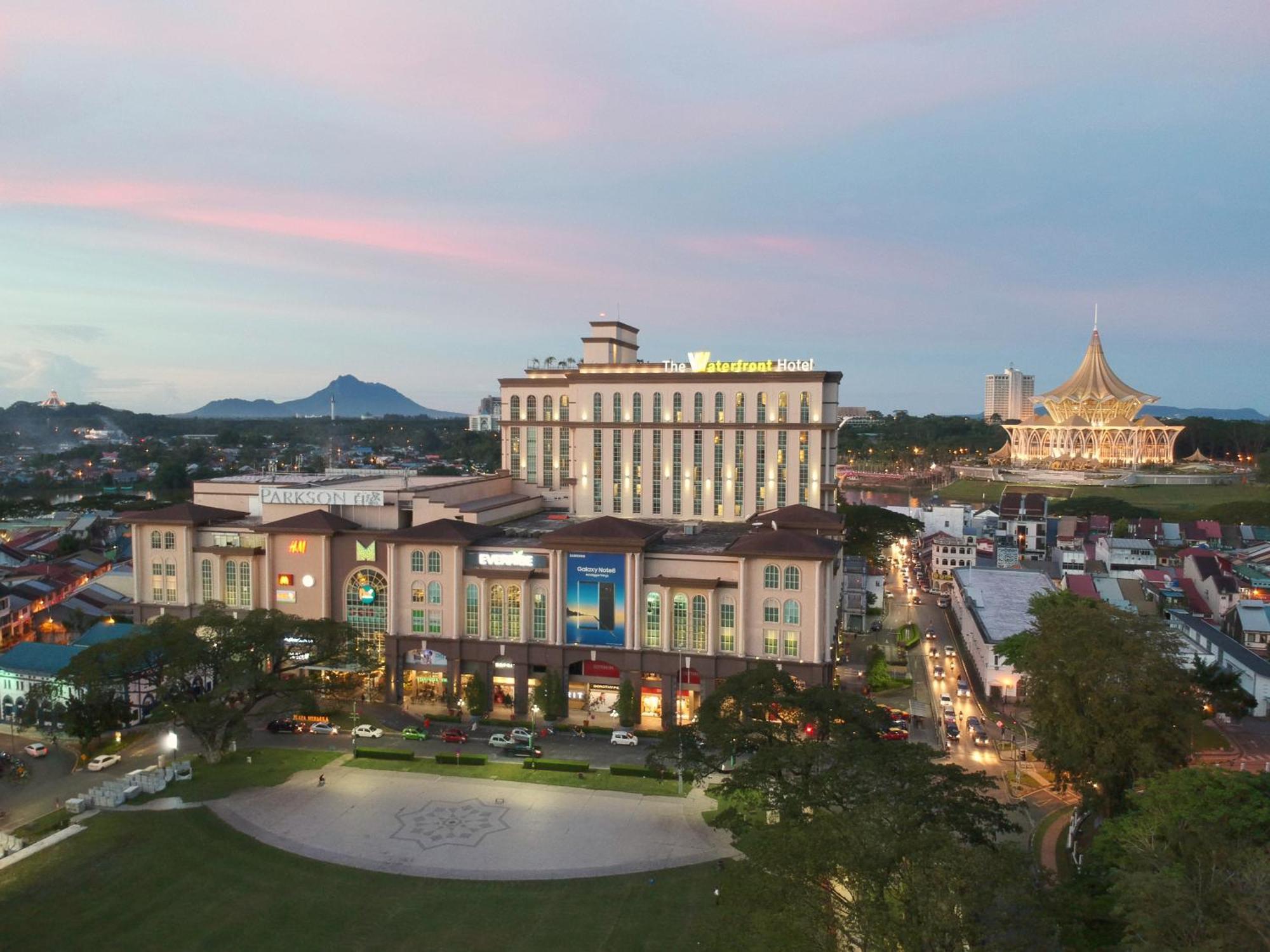 The Waterfront Hotel Kuching Exterior foto The Royal Paragon Hotel