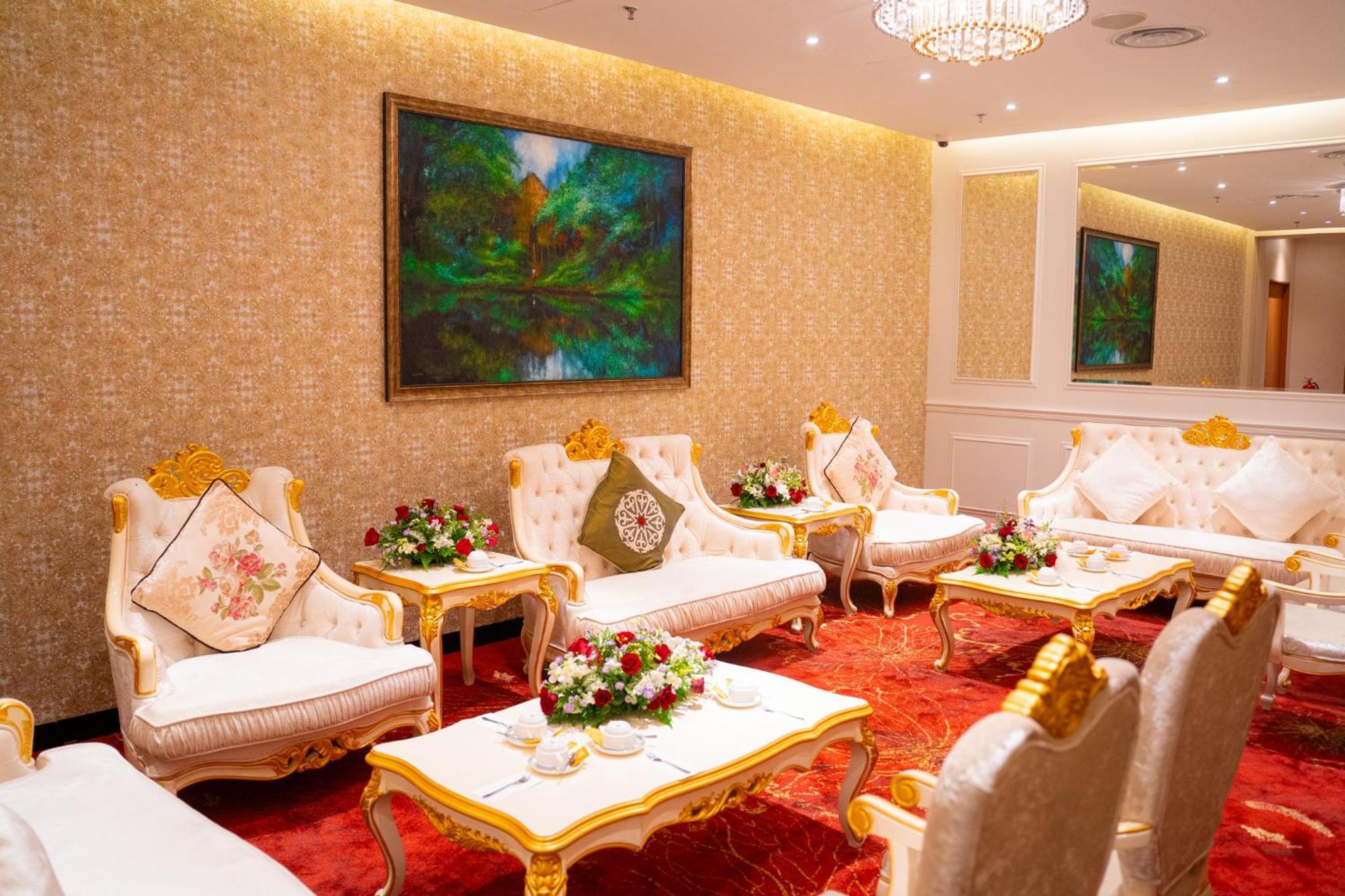 The Waterfront Hotel Kuching Exterior foto The lobby of the hotel