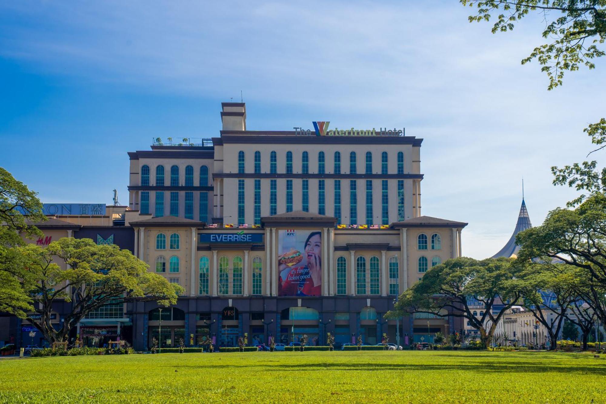 The Waterfront Hotel Kuching Exterior foto