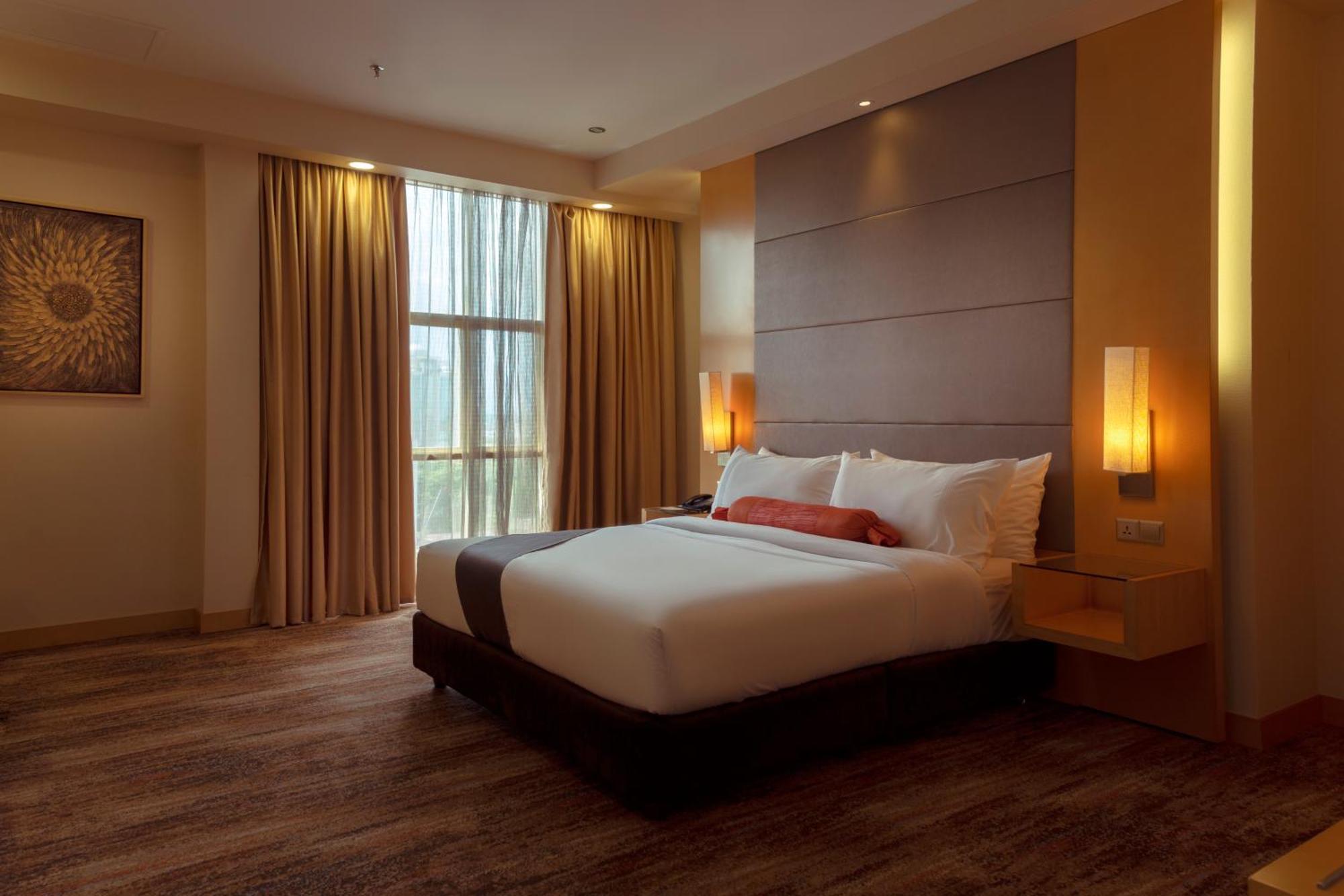 The Waterfront Hotel Kuching Exterior foto A bedroom at the hotel