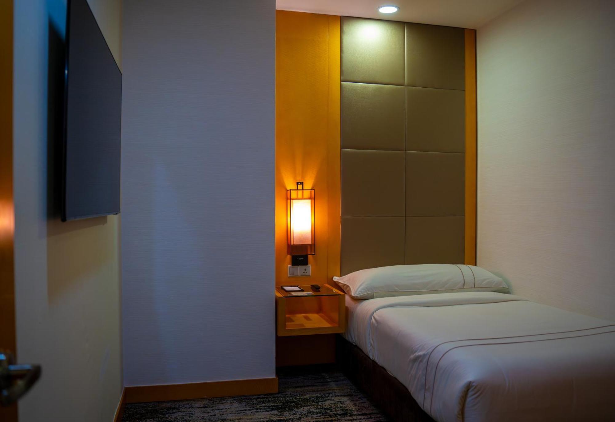 The Waterfront Hotel Kuching Exterior foto A room at the hotel