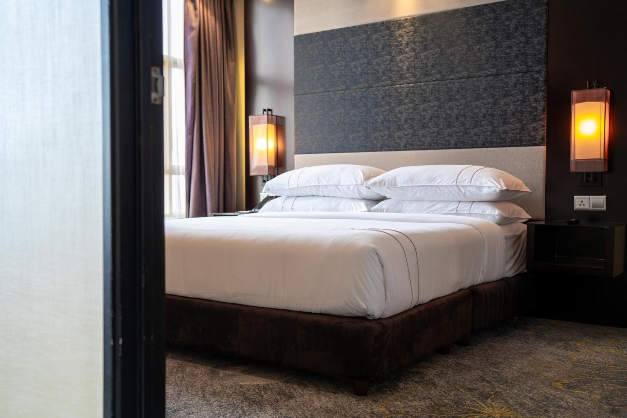The Waterfront Hotel Kuching Exterior foto A bedroom at the hotel