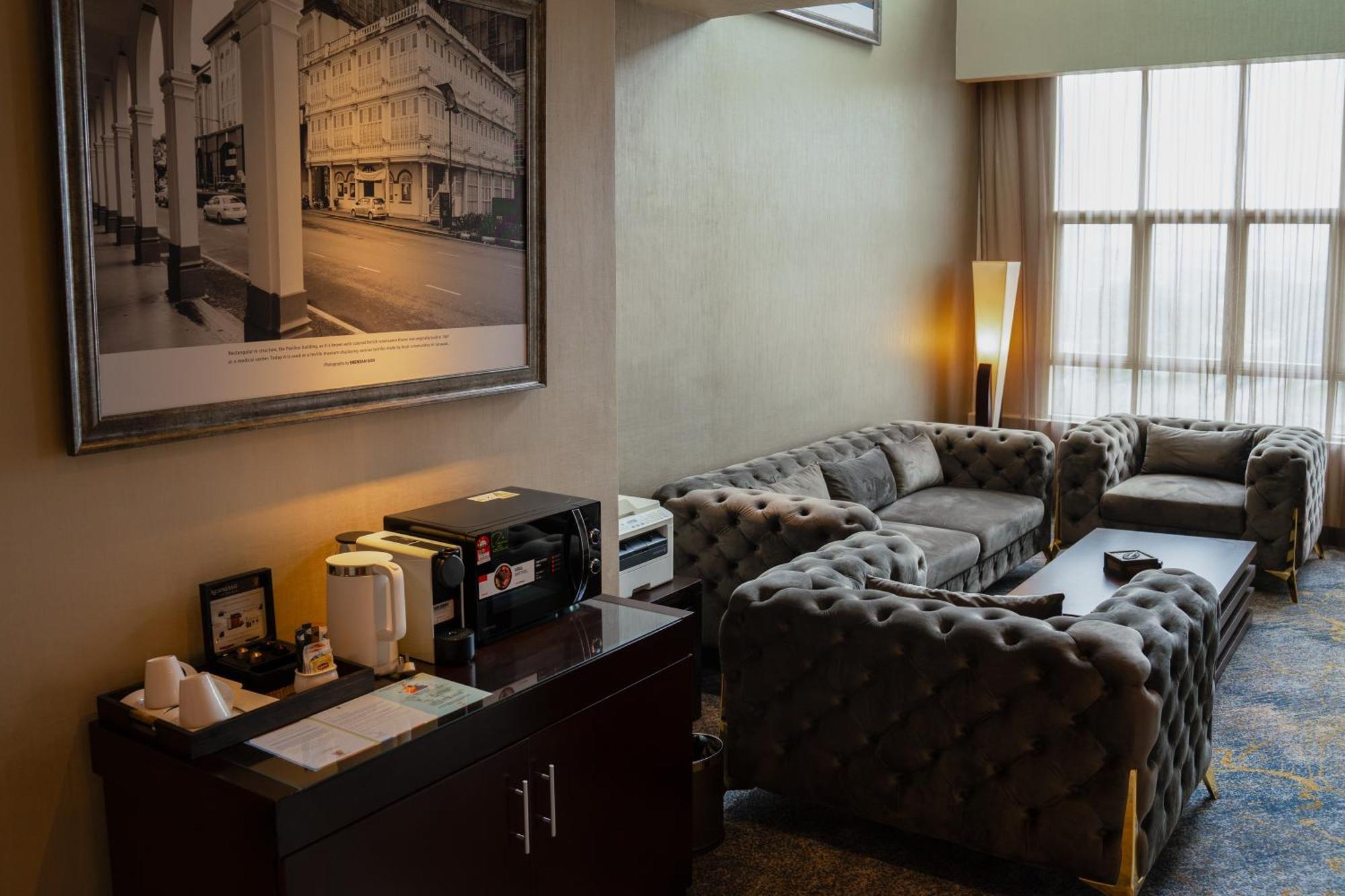 The Waterfront Hotel Kuching Exterior foto The lounge at the airport