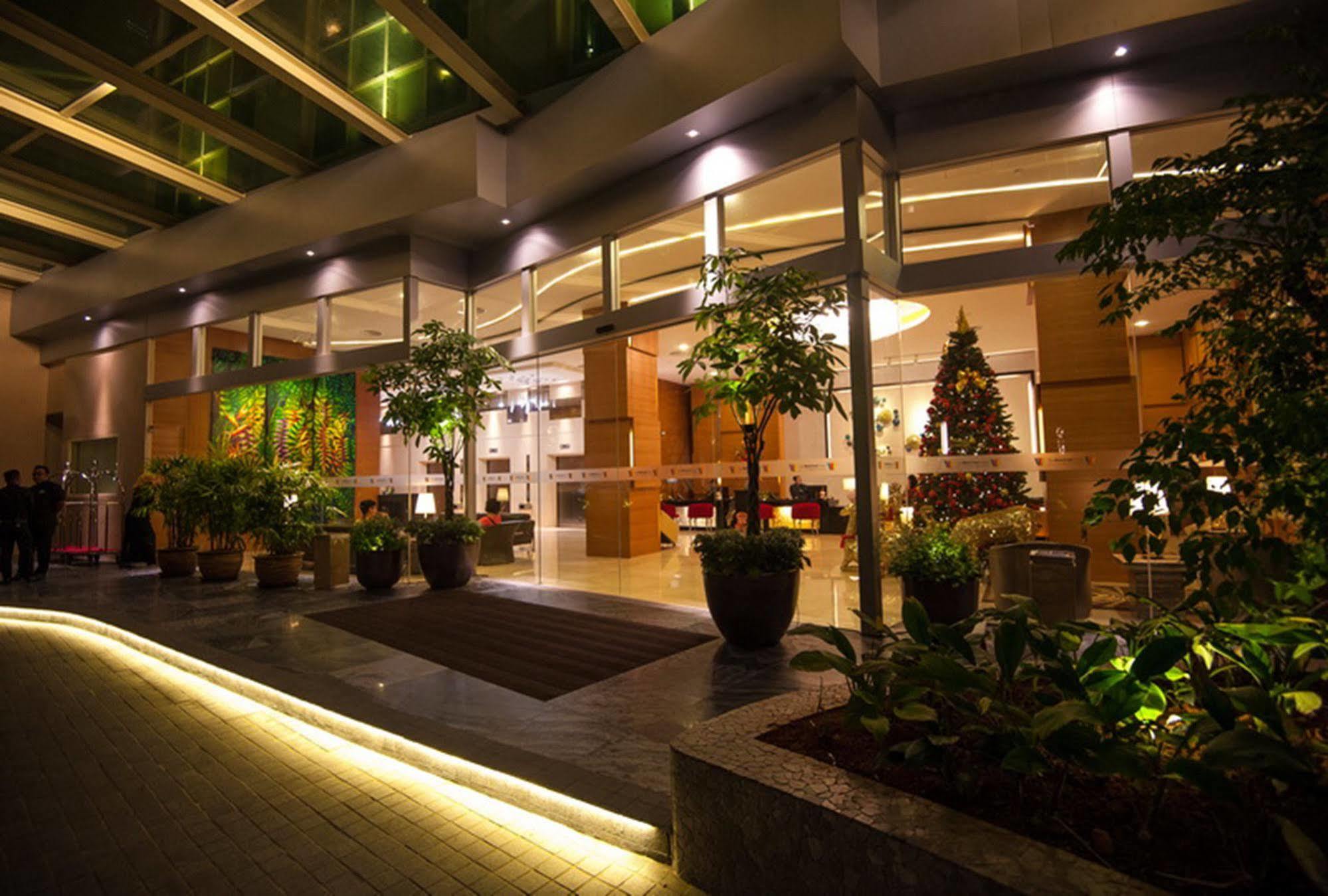 The Waterfront Hotel Kuching Exterior foto