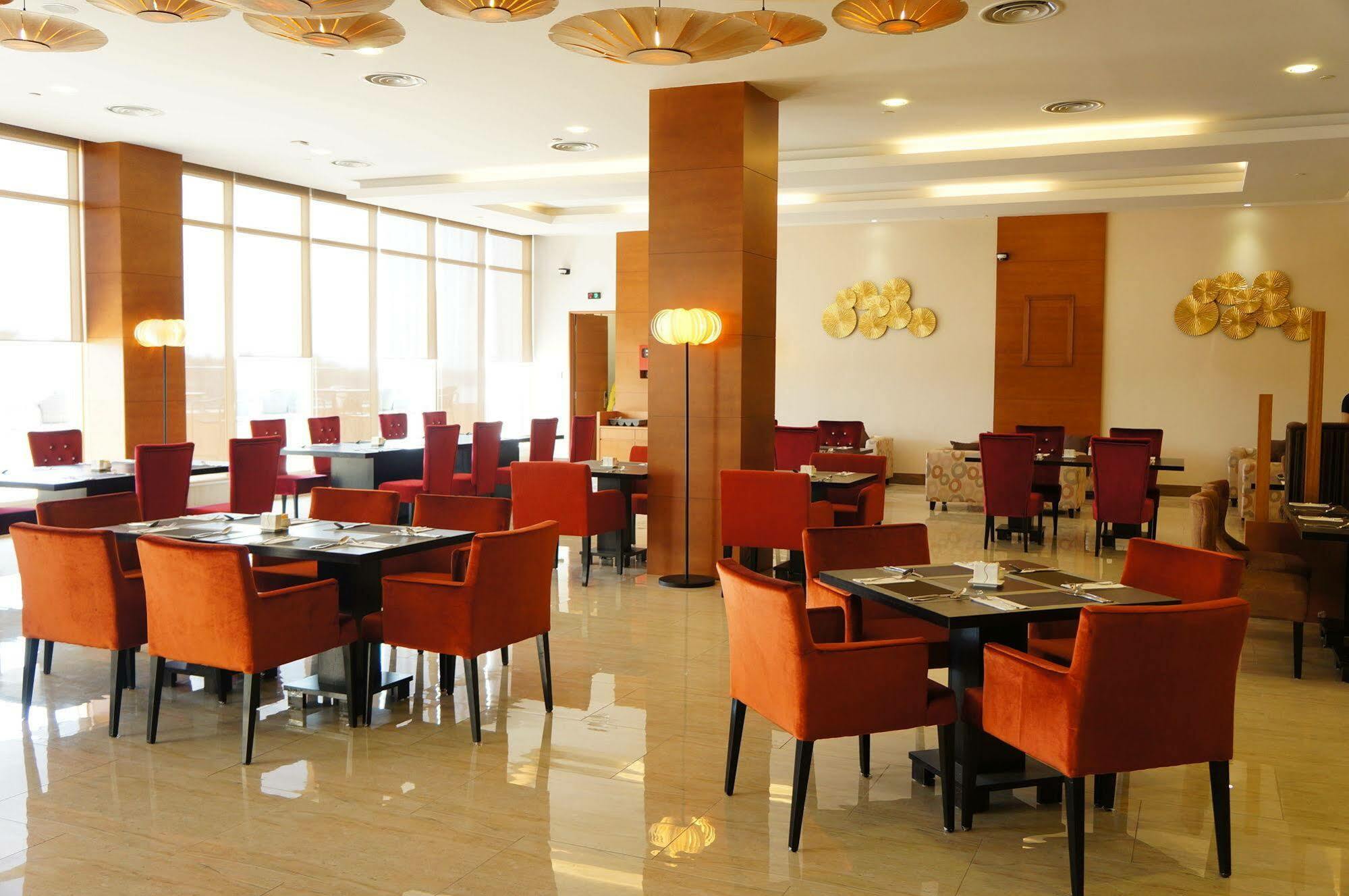 The Waterfront Hotel Kuching Exterior foto The restaurant